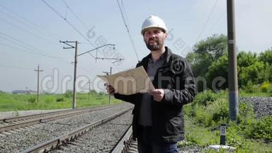 铁路交通检查员在对讲机上烦躁地交谈。 戴着蓝图计划的白盔铁路工人
